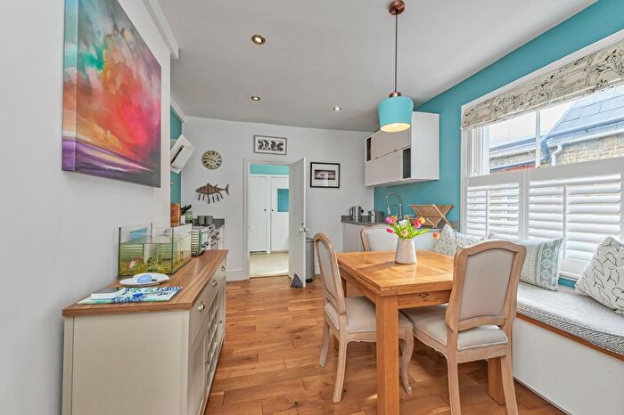 4 Bedroom Flat For Sale In Penwith Road, Earlsfield, London, SW18