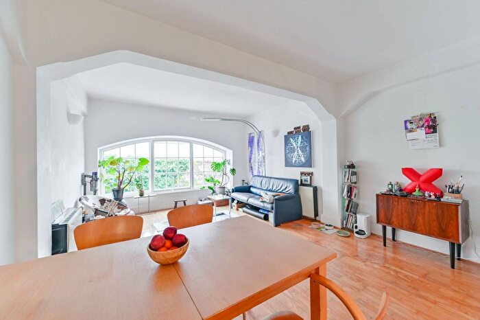 1 Bedroom Flat For Sale In Regents Bridge Gardens, Vauxhall, London, SW8