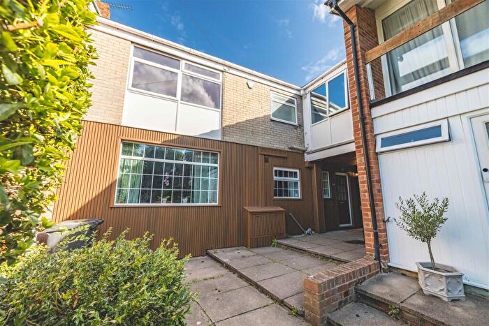 3 Bedroom Maisonette For Sale In Rectory Close, Windsor, SL4