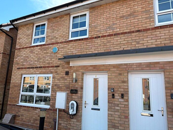 3 Bedroom Semi Detached House For Sale In Airedale Drive, Brough, HU15