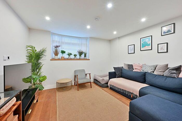 2 Bedroom Flat To Rent In Railway Side, Barnes, London, SW13