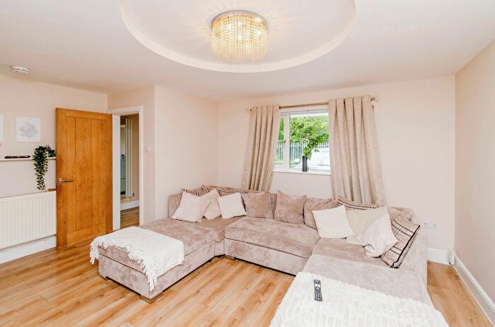 3 Bedroom End Of Terrace House For Sale In Murdock Way, Walsall, WS2