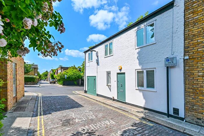 2 Bedroom Mews For Sale In Camden Mews, Camden, London, NW1