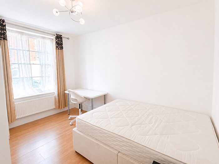 3 Bedroom Flat To Rent In Frampton Street, London, NW8