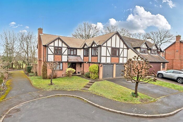 5 Bedroom Detached House For Sale In Dunsmore Gardens, Yateley, Hampshire, GU46