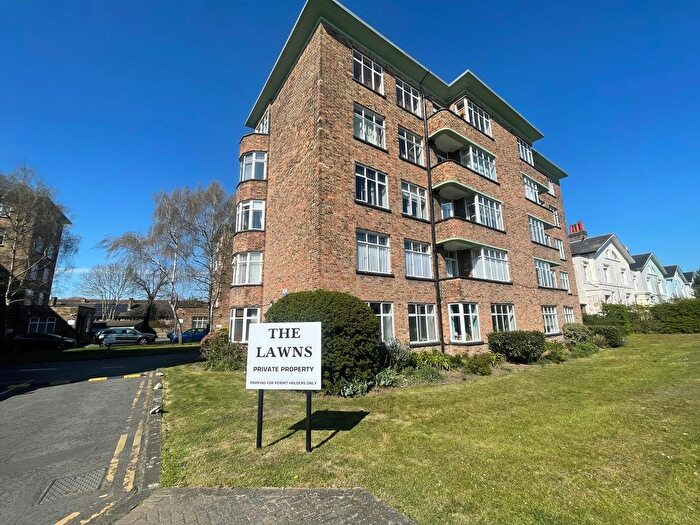 3 Bedroom Flat To Rent In The Lawns, Lee Terrace, London, SE3