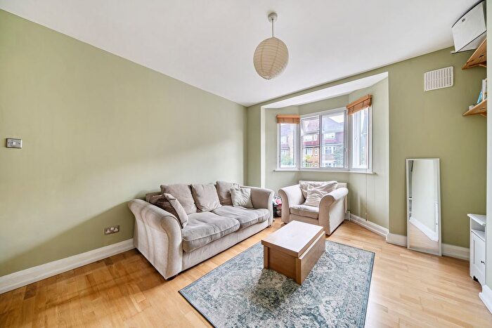 3 Bedroom Flat For Sale In Armoury Way, Wandsworth, London, SW18