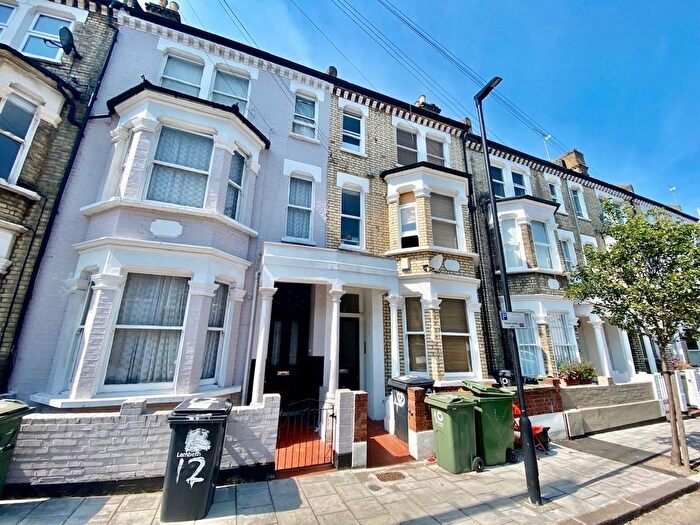 2 Bedroom Flat To Rent In Prideaux Road, Clapham, SW9