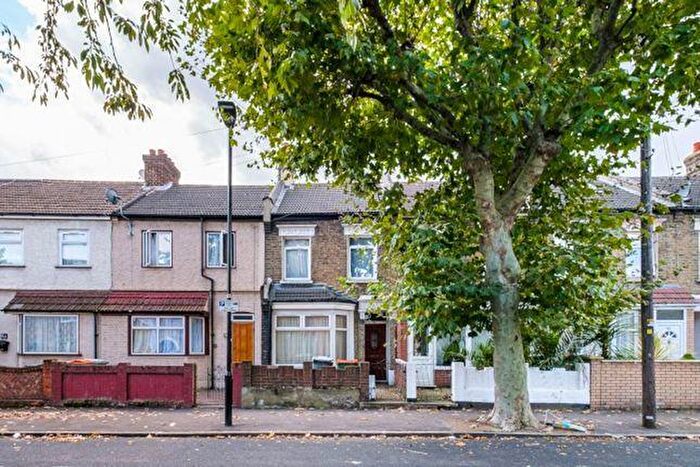 3 Bedroom Terraced House To Rent In Gooseley Lane, East Ham, Beckton, Barking, London, E6