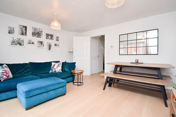 3 Bedroom Town House For Sale In Tate Drive, Biggleswade, SG18