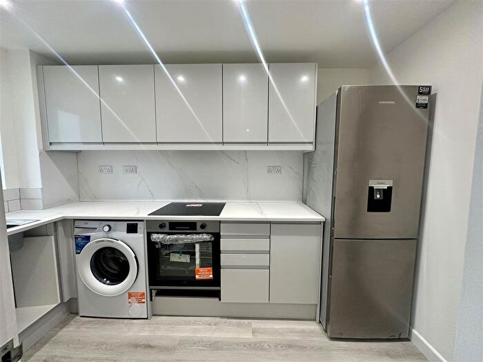 1 Bedroom Flat To Rent In Crusader Way, Watford, Hertfordshire, WD18