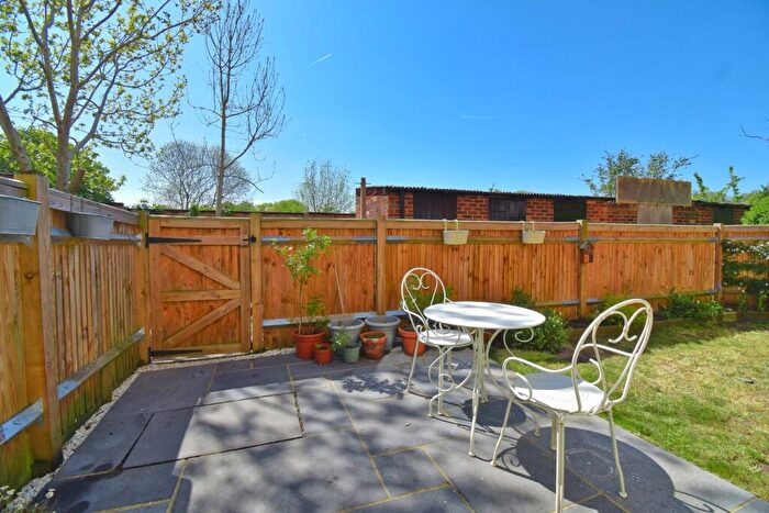 1 Bedroom Flat For Sale In Nelson Close, Walton-on-Thames, KT12