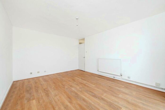2 Bedroom Flat To Rent In Chiltern Road, Mile End, London, E3