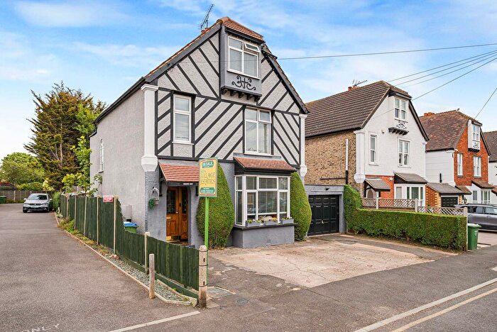 6 Bedroom Detached House For Sale In Manor Way, Bexley, DA5
