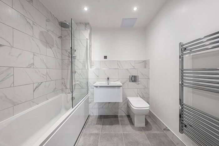 2 Bedroom Flat For Sale In Junction Court, Watford, WD17