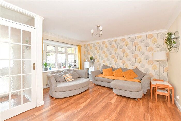 3 Bedroom Semi-Detached House For Sale In Longwood Avenue, Waterlooville, Hampshire, PO8
