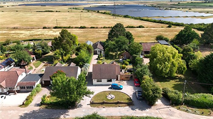 3 Bedroom Chalet For Sale In Ulverston Road, Rochford, Essex, SS4