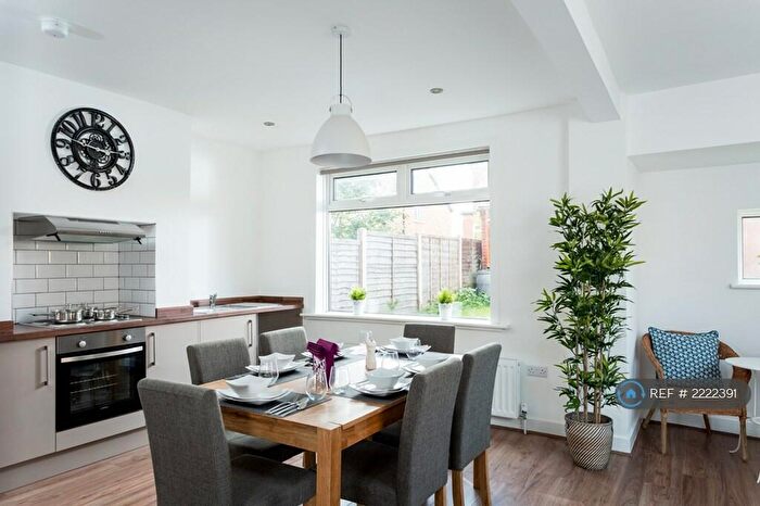 4 Bedroom Semi-Detached House To Rent In Kirkstall Avenue, Leeds, LS5