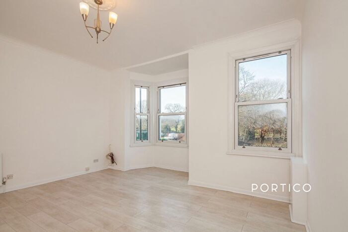 3 Bedroom Flat To Rent In Norwood Road, London, SE24