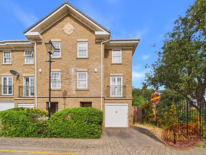 3 Bedroom Semi-Detached House For Sale In Scholars Court, Derngate, NN1