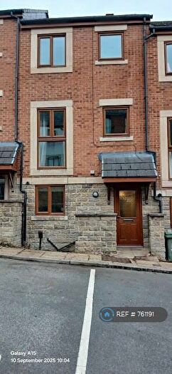 4 Bedroom Terraced House To Rent In Greenlea Court, Huddersfield, HD5