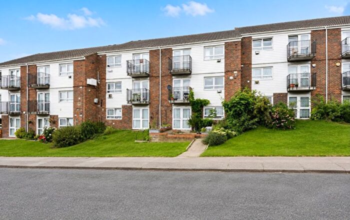 2 Bedroom Flat To Rent In Rogers Walk, Finchley, London, N12