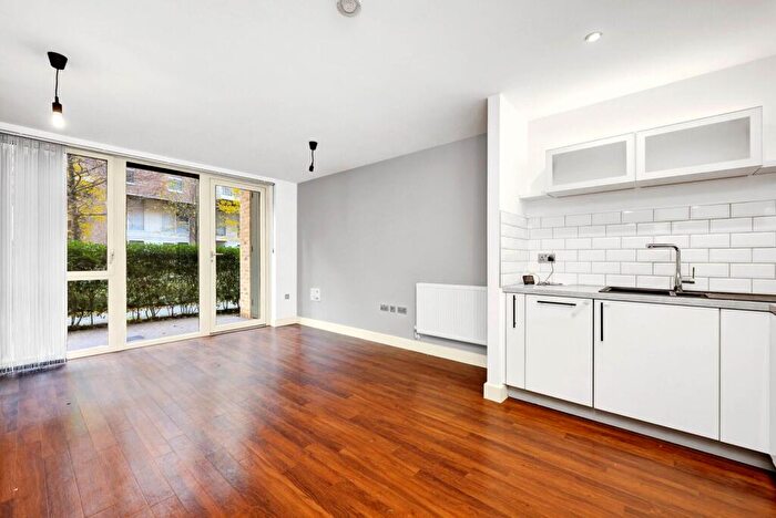 2 Bedroom Flat To Rent In Oxley Square, Mile End, London, E3