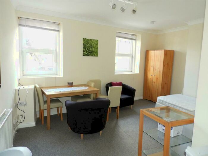 Studio To Rent In Devizes Road, Old Town, Swindon, SN1