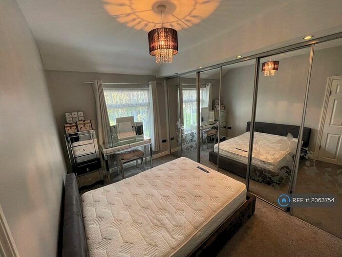 3 Bedroom Semi-Detached House To Rent In Longley Lane, Sheffield, S5