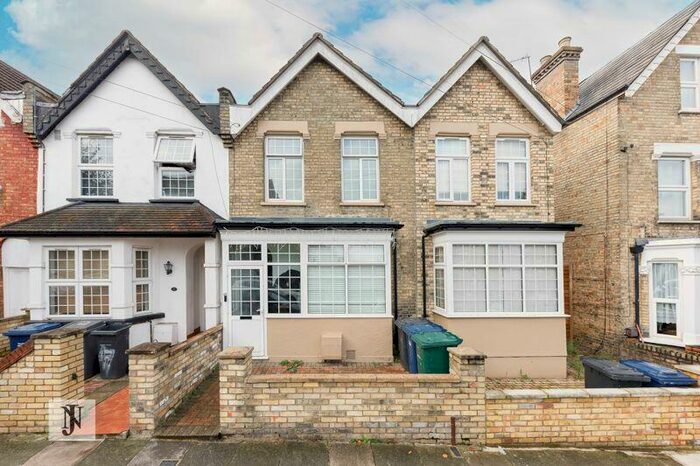 3 Bedroom Terraced House To Rent In Glenthorne Road, Friern Barnet, London, N11