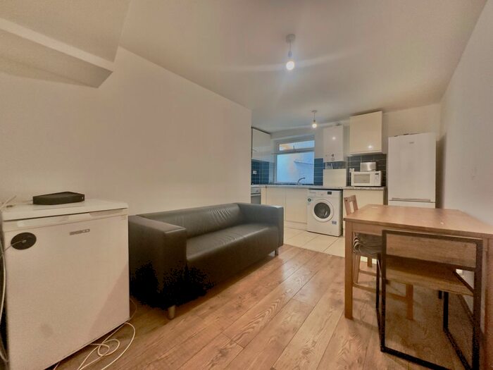 3 Bedroom Flat To Rent In Amersham Road, New Cross, Lewisham, London, SE14