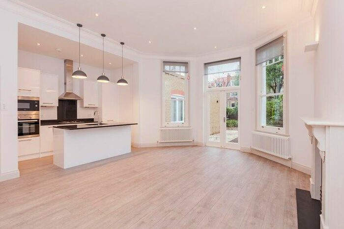 3 Bedroom Flat To Rent In Lancaster Grove, Belsize Park, NW3