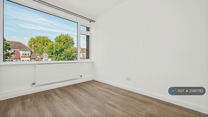 3 Bedroom Flat To Rent In Park Farm Close, London, N2