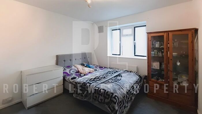 2 Bedroom Flat To Rent In Basing Way, London, N3