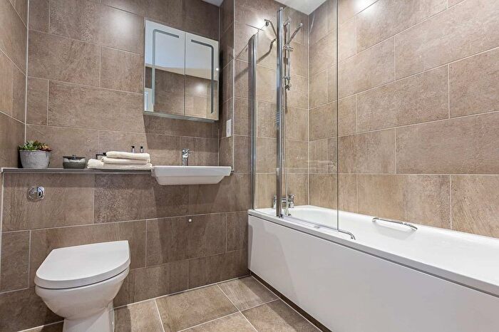 2 Bedroom Flat For Sale In Nether Street, London, N3