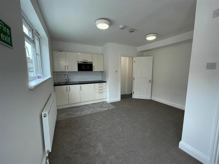 Studio To Rent In London Road, Grays, RM20