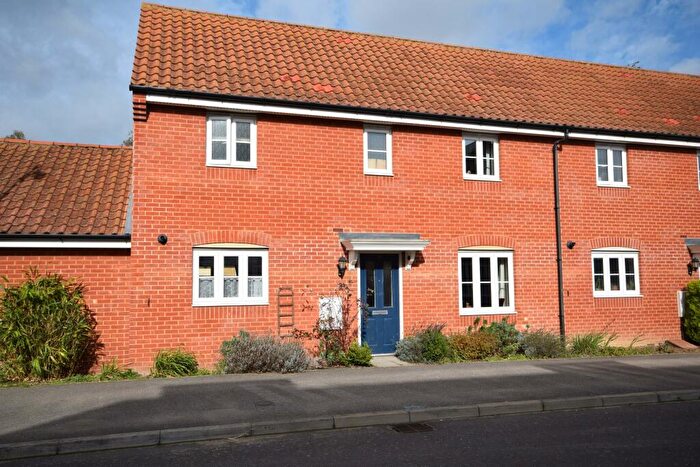 3 Bedroom Semi-Detached House To Rent In Fortress Road, Carbrooke, IP25