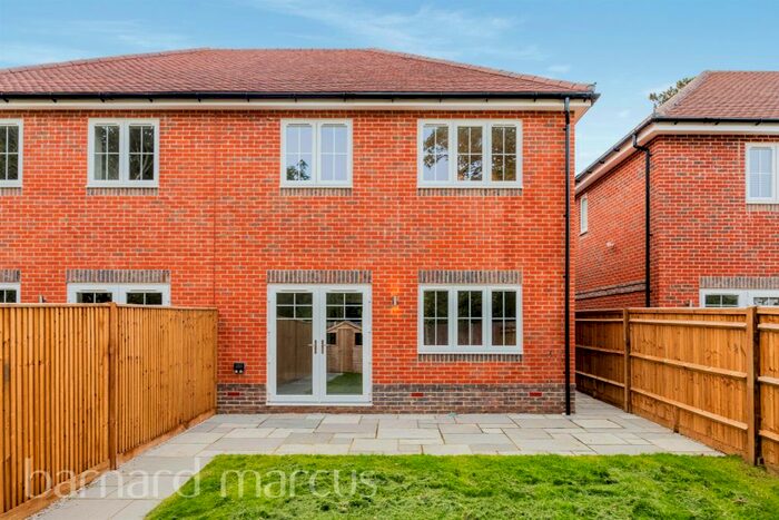 3 Bedroom Semi-Detached House For Sale In Whyteleafe Road, Caterham, CR3