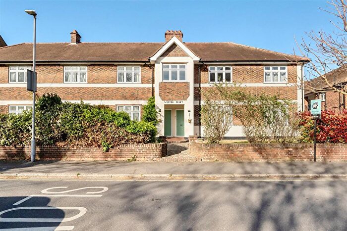 2 Bedroom Flat For Sale In Grove Crescent, Kingston Upon Thames, KT1