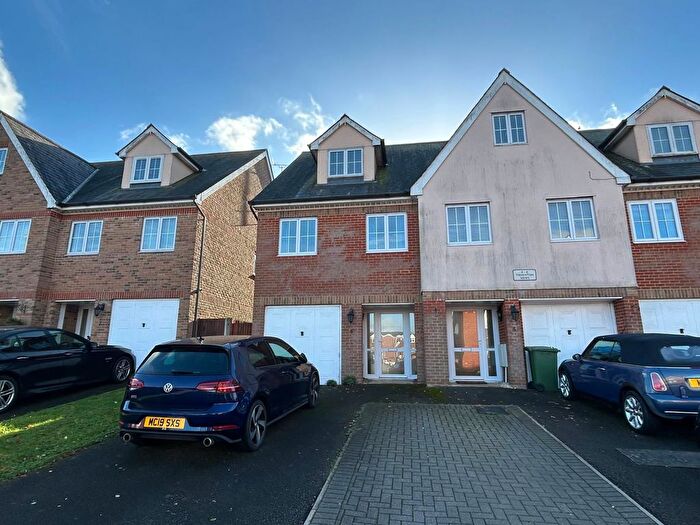 3 Bedroom End Terrace House For Sale In Cambridge Road, Crowthorne, RG45