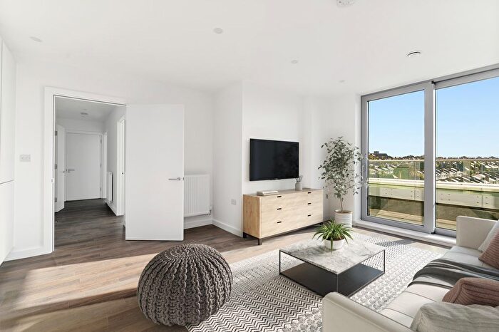 3 Bedroom Flat To Rent In Raffles Court, Upper Tooting Road, SW17
