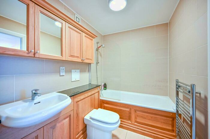 2 Bedroom Flat To Rent In Hatch Lane, Windsor, SL4