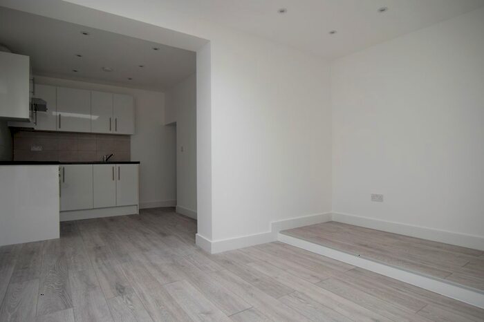 2 Bedroom Flat To Rent In Main Road, Chelmsford, Broomfield, CM1