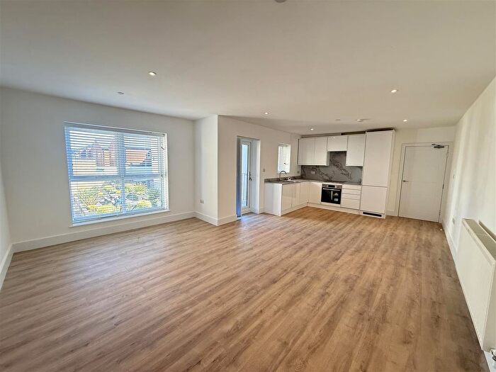 4 Bedroom Flat To Rent In Banister Road, Queens Park, W10