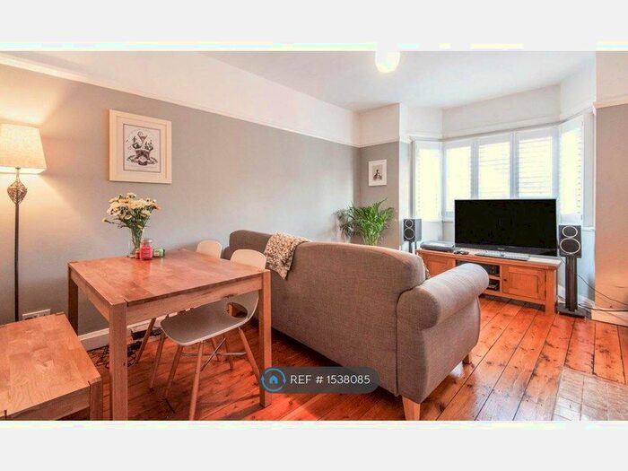 2 Bedroom Flat To Rent In Bladon Court, London, SW16