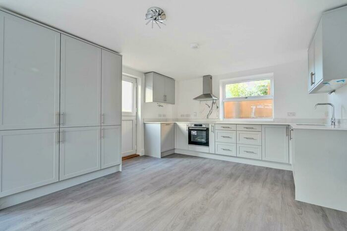 1 Bedroom Flat To Rent In Kings Court, Gomshall, GU5