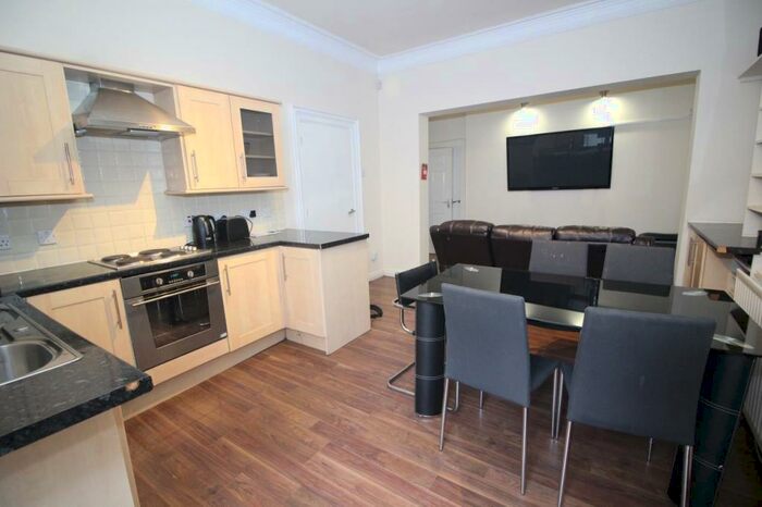 3 Bedroom Flat To Rent In Queens Road, Jesmond, Newcastle Upon Tyne, NE2