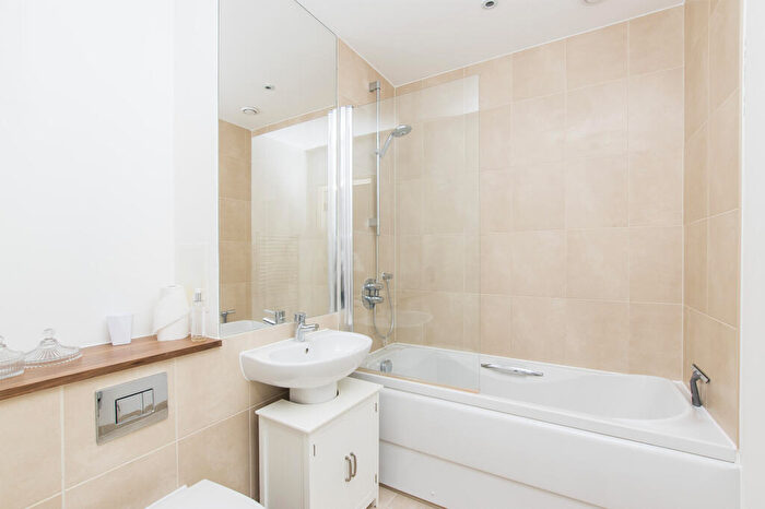 2 Bedroom Apartment To Rent In Rick Roberts Way, Stratford, London, E15