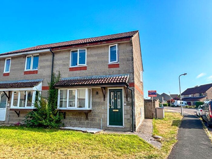 3 Bedroom Semi-Detached House For Sale In Finch Close, Shepton Mallet, BA4