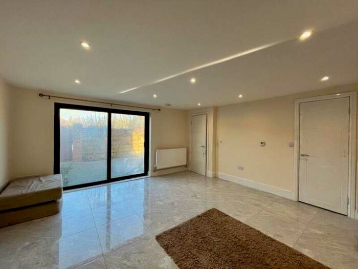 5 Bedroom Semi-Detached House To Rent In Tongham Road, Aldershot, GU12